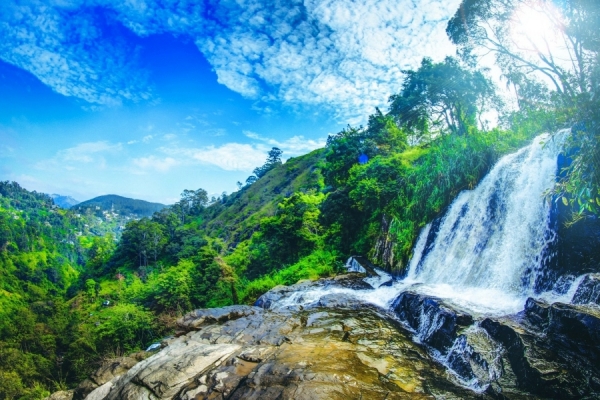 ella-sri-lanka-trains-arch-bridge-waterfalls-1